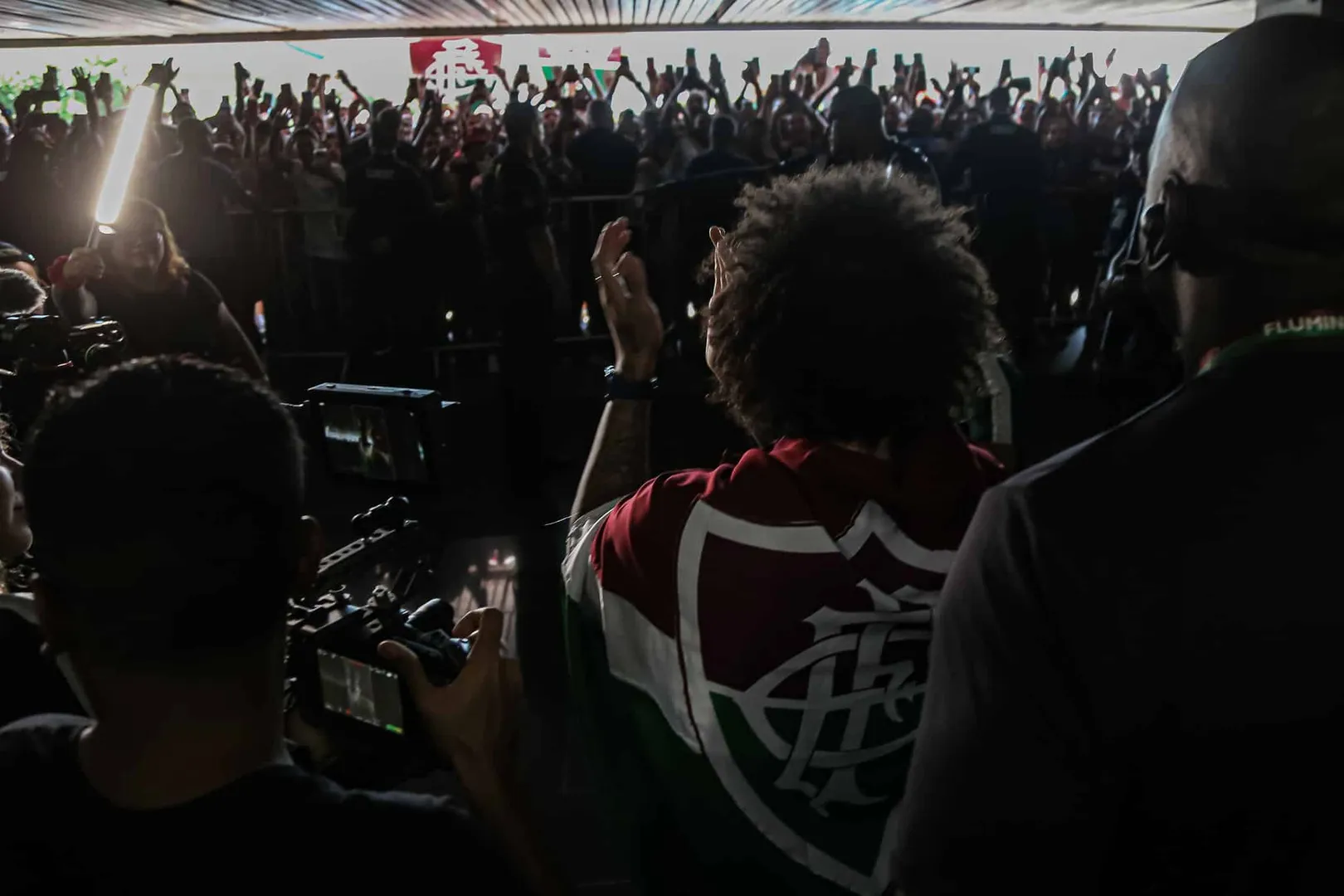 Marcelo, do Fluminense, foi recebido por milhares de tricolores ao desembarcar no Brasil - Foto: Marcelo Gon&ccedil;alves/Fluminense FC