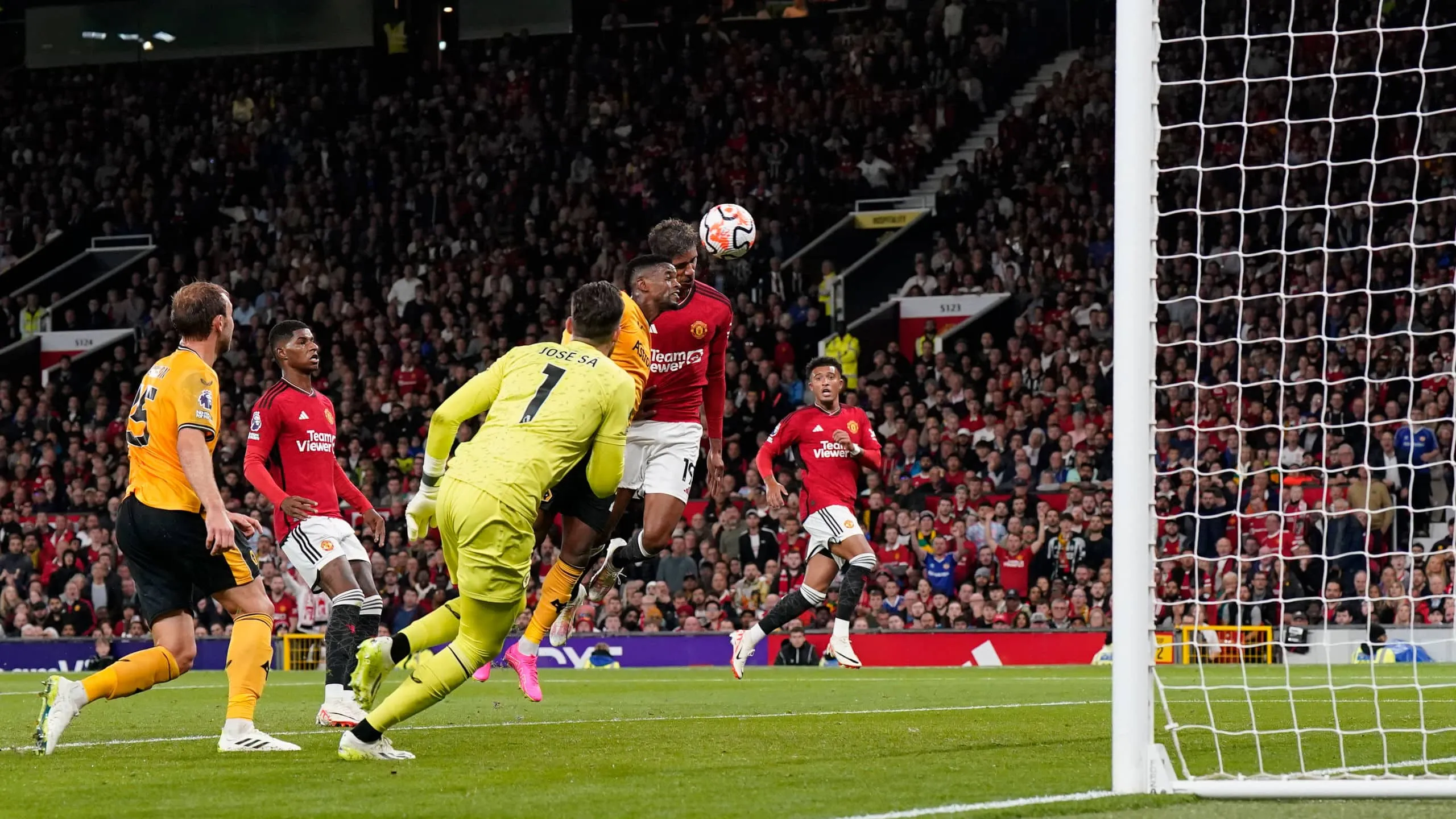 Manchester United toma sufoco dos Wolves, mas arranca vit&oacute;ria na estreia na Premier League