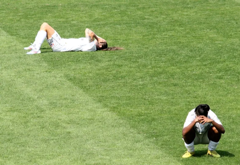 Mili Mendendez e Paola desabam no gramado