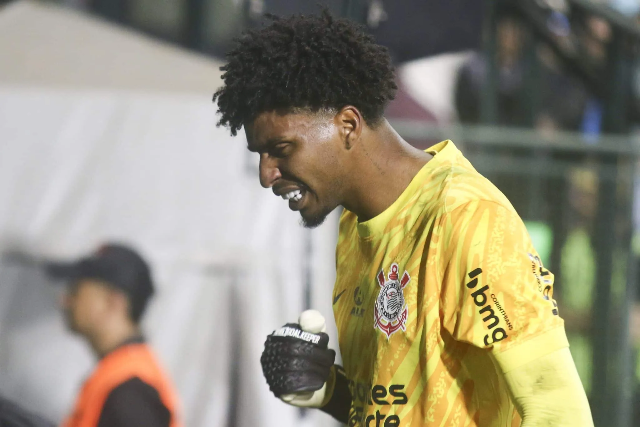 Com desobedi&ecirc;ncia e heran&ccedil;a de C&aacute;ssio, Hugo Souza encerra discuss&atilde;o no Corinthians