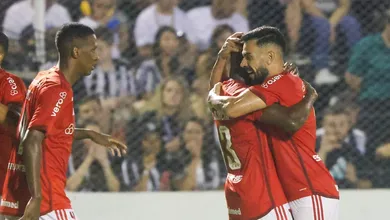 Com muita facilidade, Internacional bate o Santa Cruz e conquista primeira vit&oacute;ria fora de casa no Gauch&atilde;o