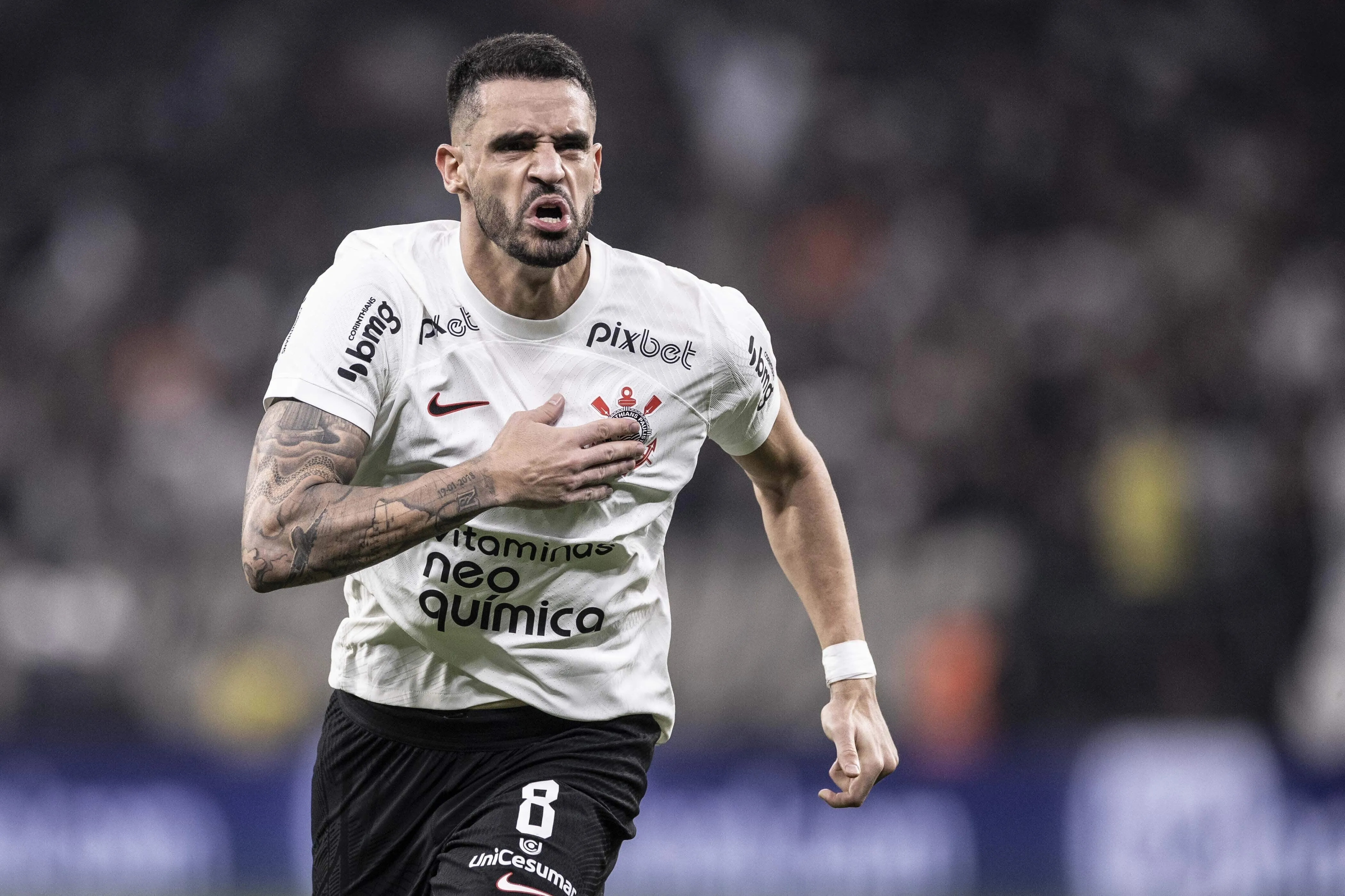 Tida como certa, renova&ccedil;&atilde;o de Renato Augusto vira inc&oacute;gnita com Mano Menezes no Corinthians