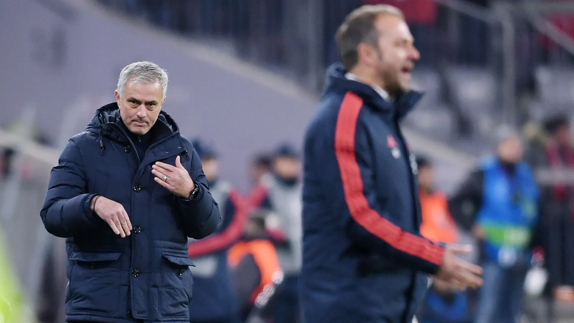 Jos&eacute; Mourinho, t&eacute;cnico do Tottenham, e Hansi Flick, t&eacute;cnico do Bayern de Munique, antes da partida da Champions League 2019/20, em 11 de dezembro de 2019.