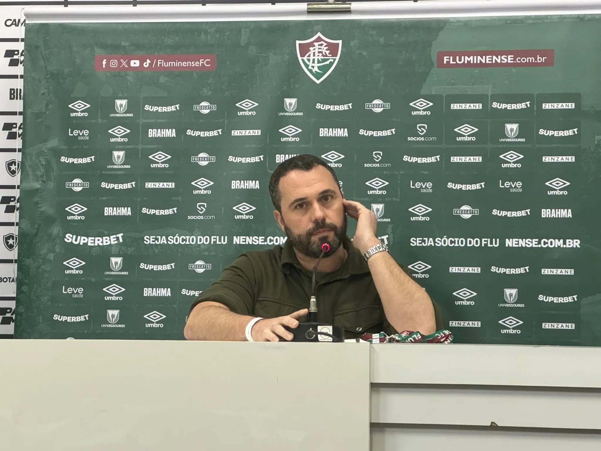 Presidente do Fluminense detona Daronco: &lsquo;Precisa encerrar a carreira&rsquo;