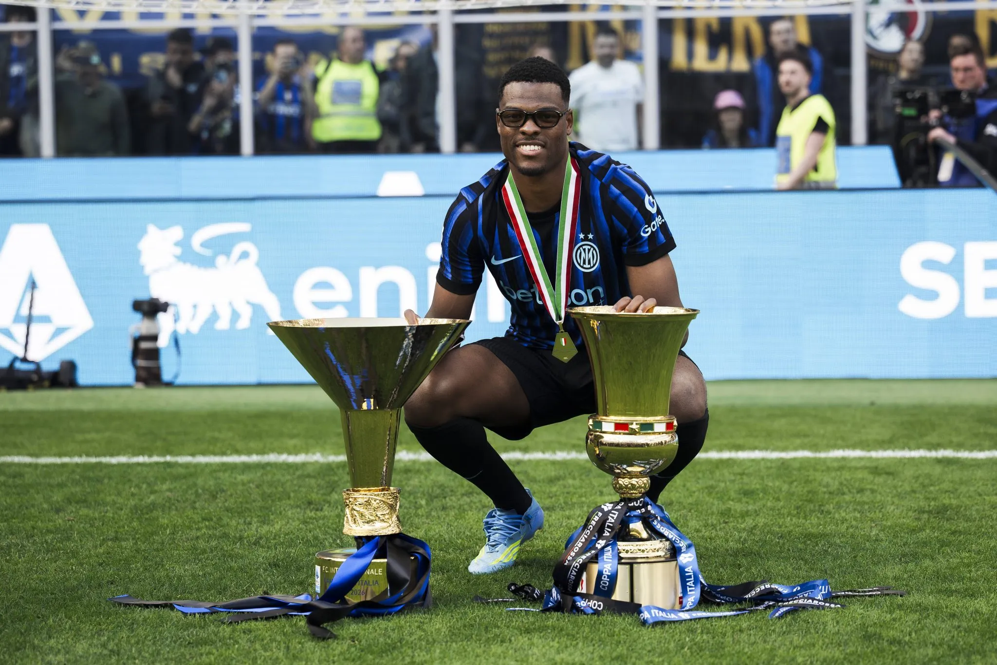 Denzel Dumfries celebra t&iacute;tulos da Copa da It&aacute;lia e Serie A com a Internazionale 