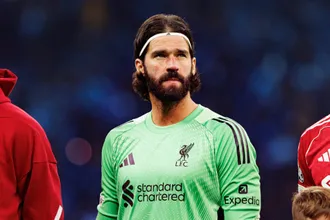 Como &lsquo;novas regras&rsquo; podem impedir Alisson de usar a bra&ccedil;adeira de capit&atilde;o do Liverpool
