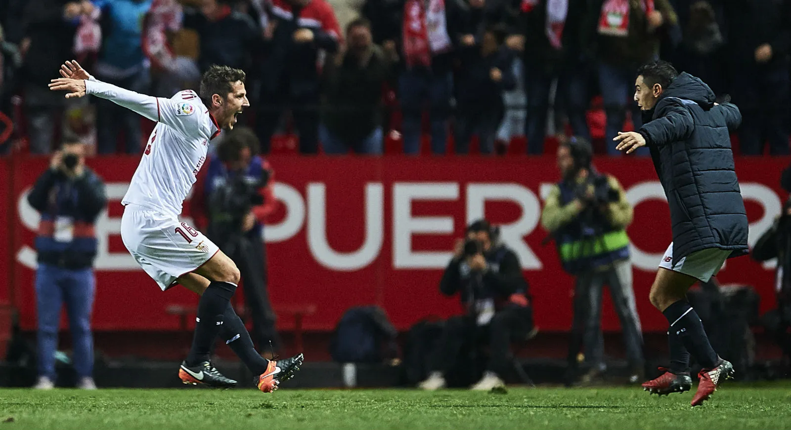 O Sevilla botou press&atilde;o para arrancar a virada no fim e encerrar a invencibilidade do Real