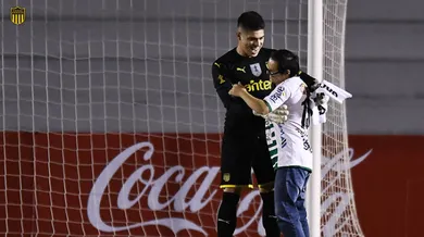 Desafiado a um p&ecirc;nalti ap&oacute;s o jogo, o goleiro do Pe&ntilde;arol fez a alegria deste rapaz com S&iacute;ndrome de Down