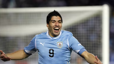 Defesa hist&oacute;rica, mordida e gols: Su&aacute;rez se despede do Uruguai com t&iacute;tulo e pol&ecirc;micas