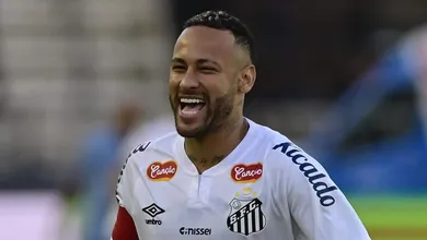 &Agrave; vontade no Santos, Neymar faz gol ol&iacute;mpico e d&aacute; duas assist&ecirc;ncias em 33 minutos
