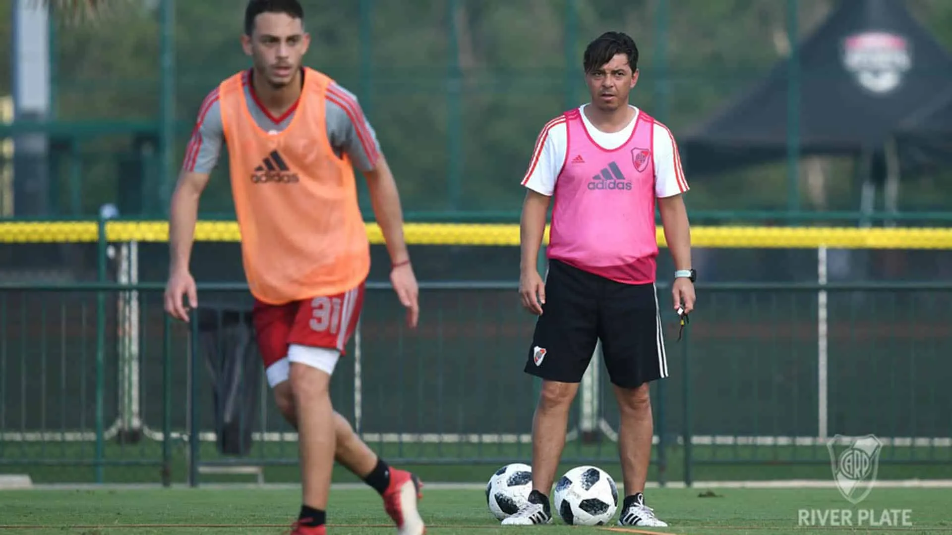 &Eacute; impressionante como o p&eacute; direito de Gallardo ainda maltrata os goleiros no treino do River