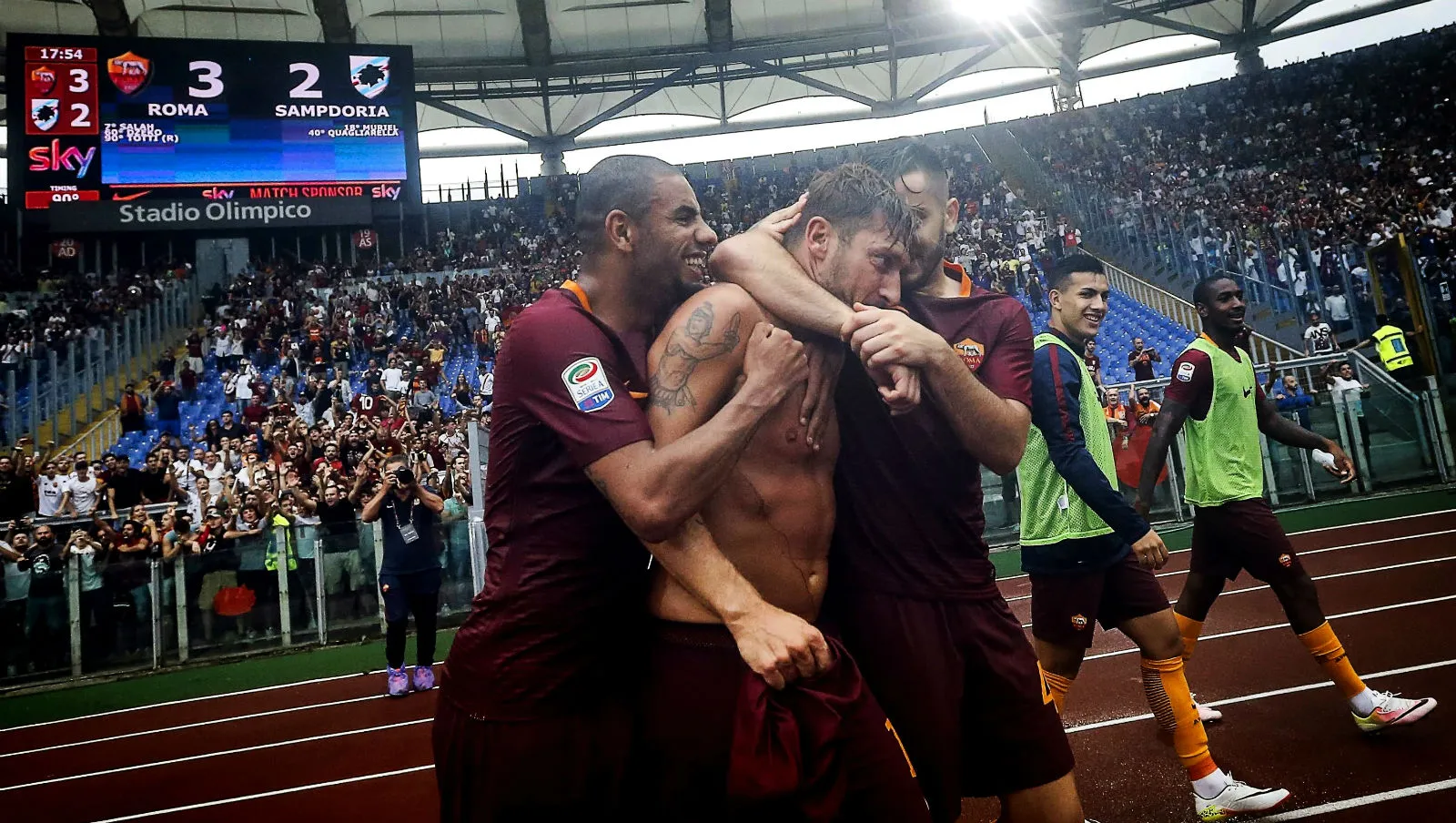 [V&iacute;deo] &Eacute; imposs&iacute;vel n&atilde;o se empolgar com esta narra&ccedil;&atilde;o estridente do gol de Totti
