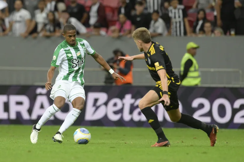 Bruno Fuchs, zagueiro do Atl&eacute;tico, desarma David, atacante do Juventude