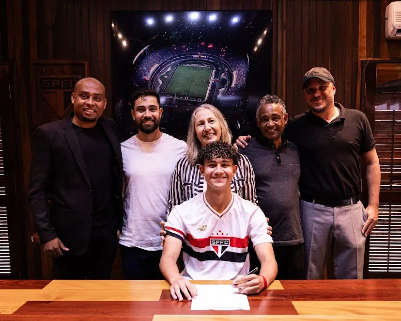 Meia Gustavo Zabarelli renova contrato com o S&atilde;o Paulo