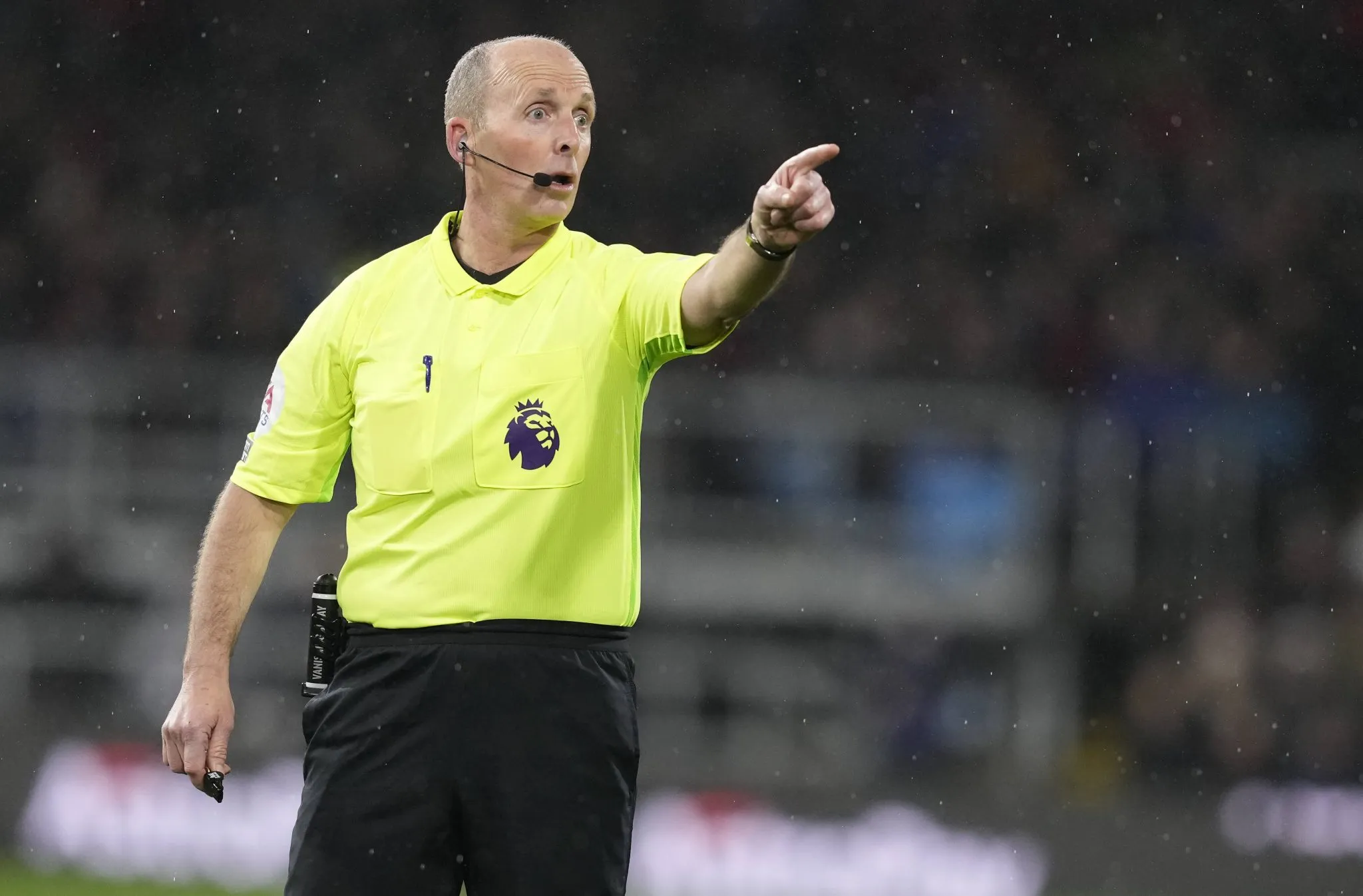 Mike Dean durante jogo da Premier League