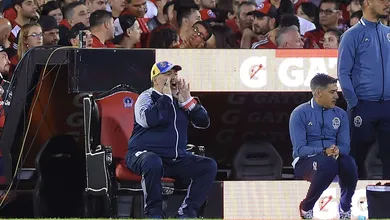 Maradona foi rei com direito a trono contra o Newell&rsquo;s e viu seu Gimnasia golear por 4 a 0