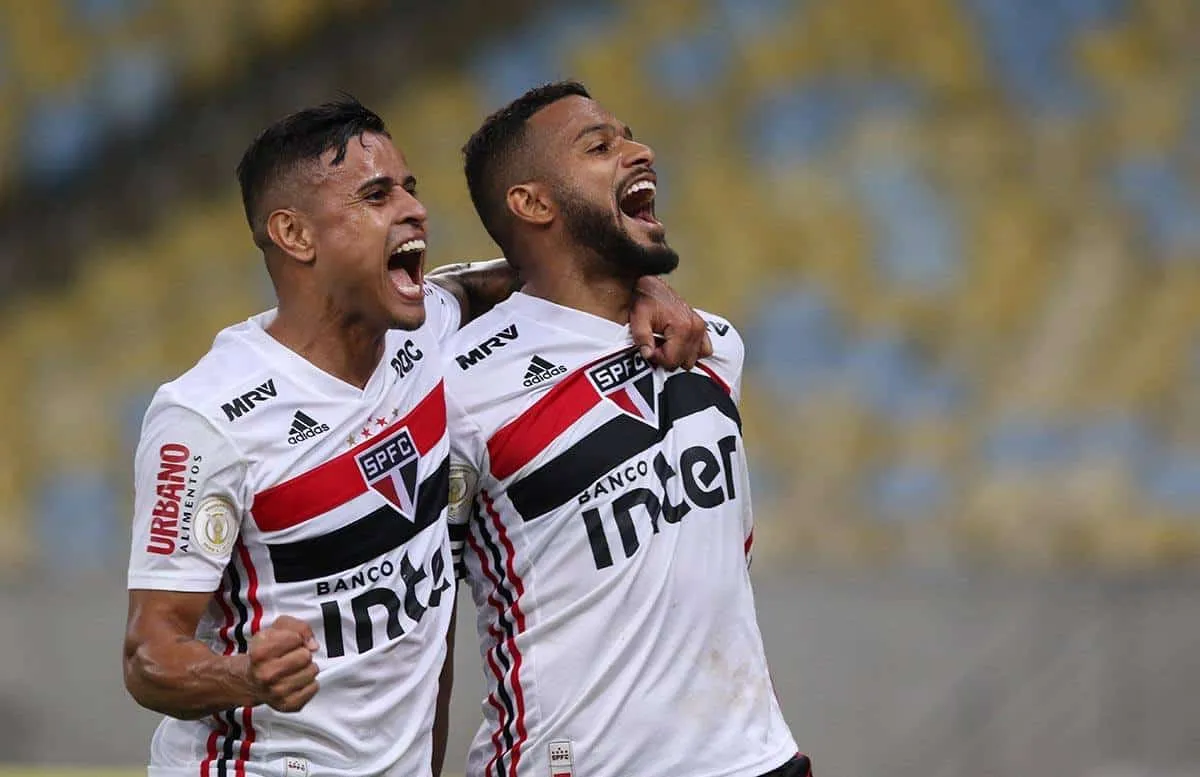 S&atilde;o Paulo vai ao G4 provisoriamente gra&ccedil;as a interven&ccedil;&atilde;o pol&ecirc;mica do VAR no fim do jogo com o Fluminense