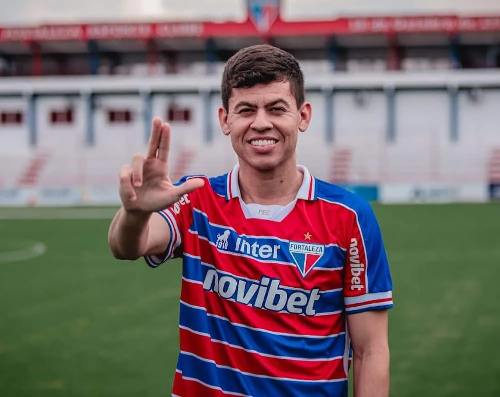 Jogador do Fortaleza usando a camisa oficial do clube com patroc&iacute;nio da Novibet