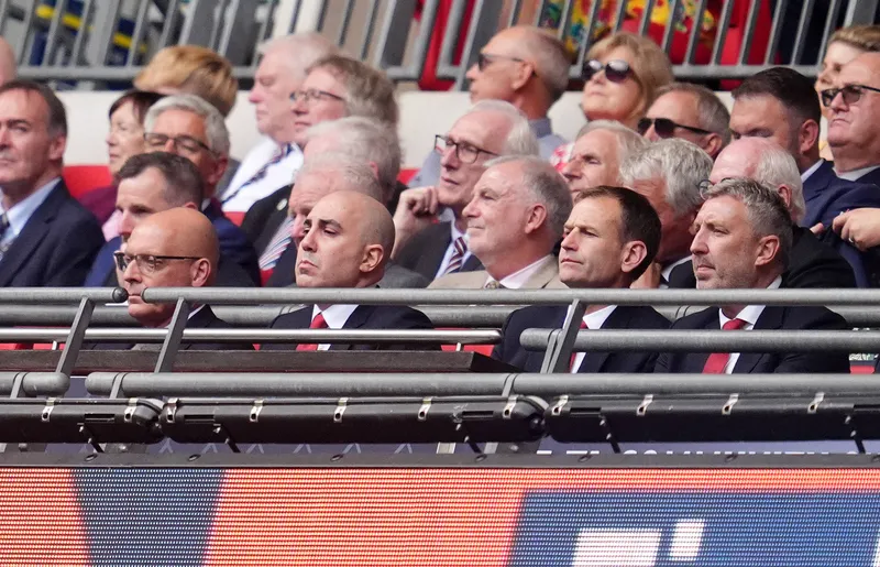 Dirigentes do Manchester United acompanham jogo da equipe em Wembley 