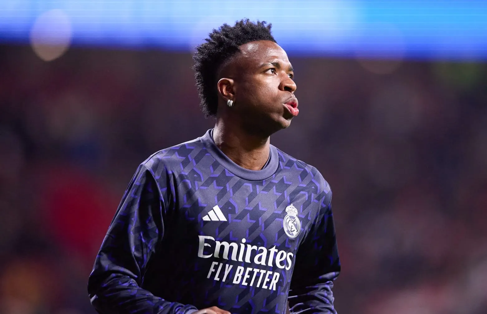 Vinicius Jr. cobra Uefa por c&acirc;nticos racistas da torcida do Atl&eacute;tico de Madrid e La Liga responde