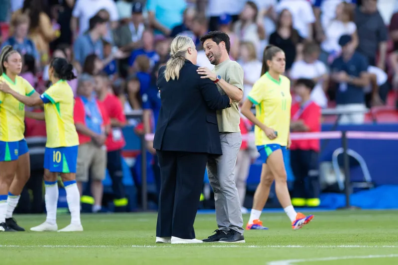 Arthur Elias cumprimenta Emma Hayes ap&oacute;s a disputa pela medalha de outro, entre Estados Unidos x Brasil