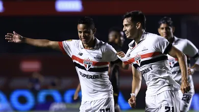 Um S&atilde;o Paulo quase todo reserva at&eacute; levou susto, mas venceu o &Aacute;gua Santa com autoridade e gola&ccedil;o de Bobadilla