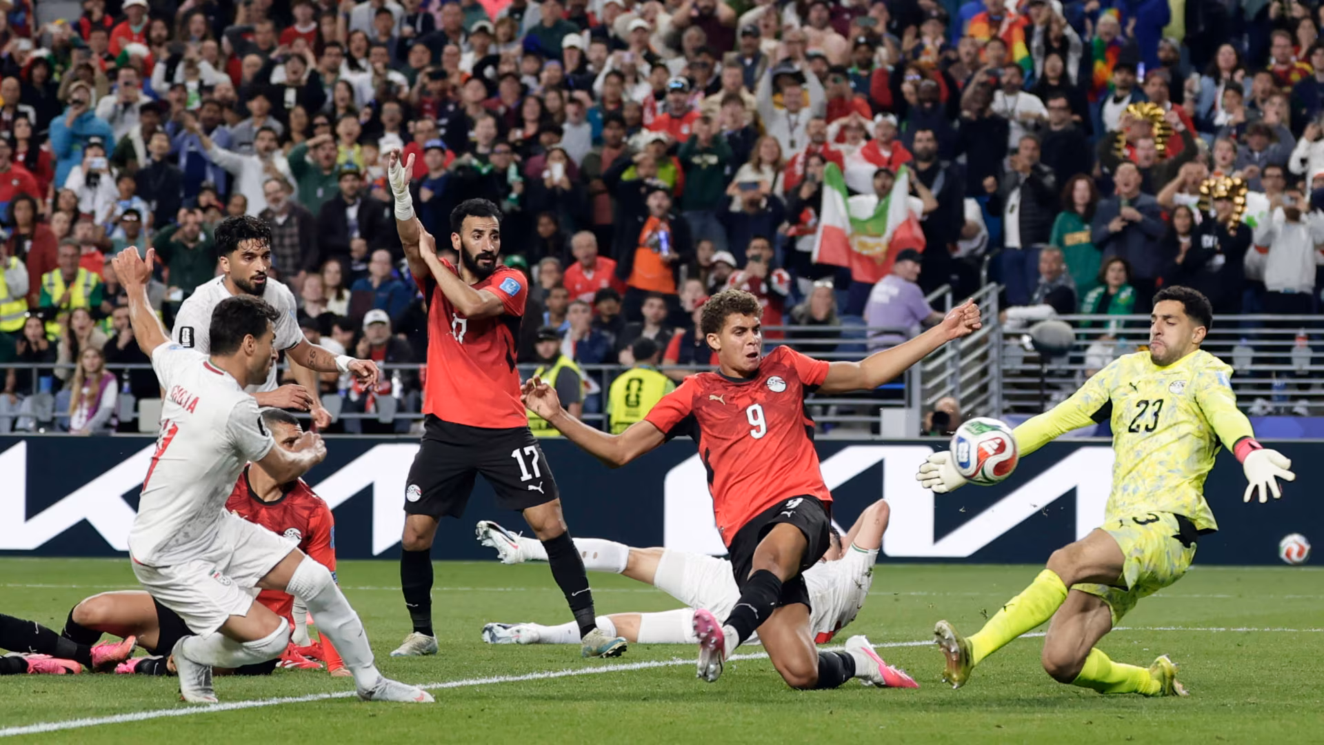 Shoja Khalilzadeh (&agrave; esquerda, na frente), jogador do Ir&atilde;, finaliza durante a partida entre Egito e Ir&atilde; pelo Grupo G da Copa do Mundo FIFA 2026, no Seattle Stadium, nos Estados Unidos, em 26 de junho de 2026.