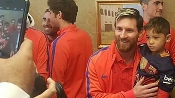 A imagem que o mundo queria ver: Murtaza, o garoto da camisa de saco pl&aacute;stico, enfim conheceu Messi