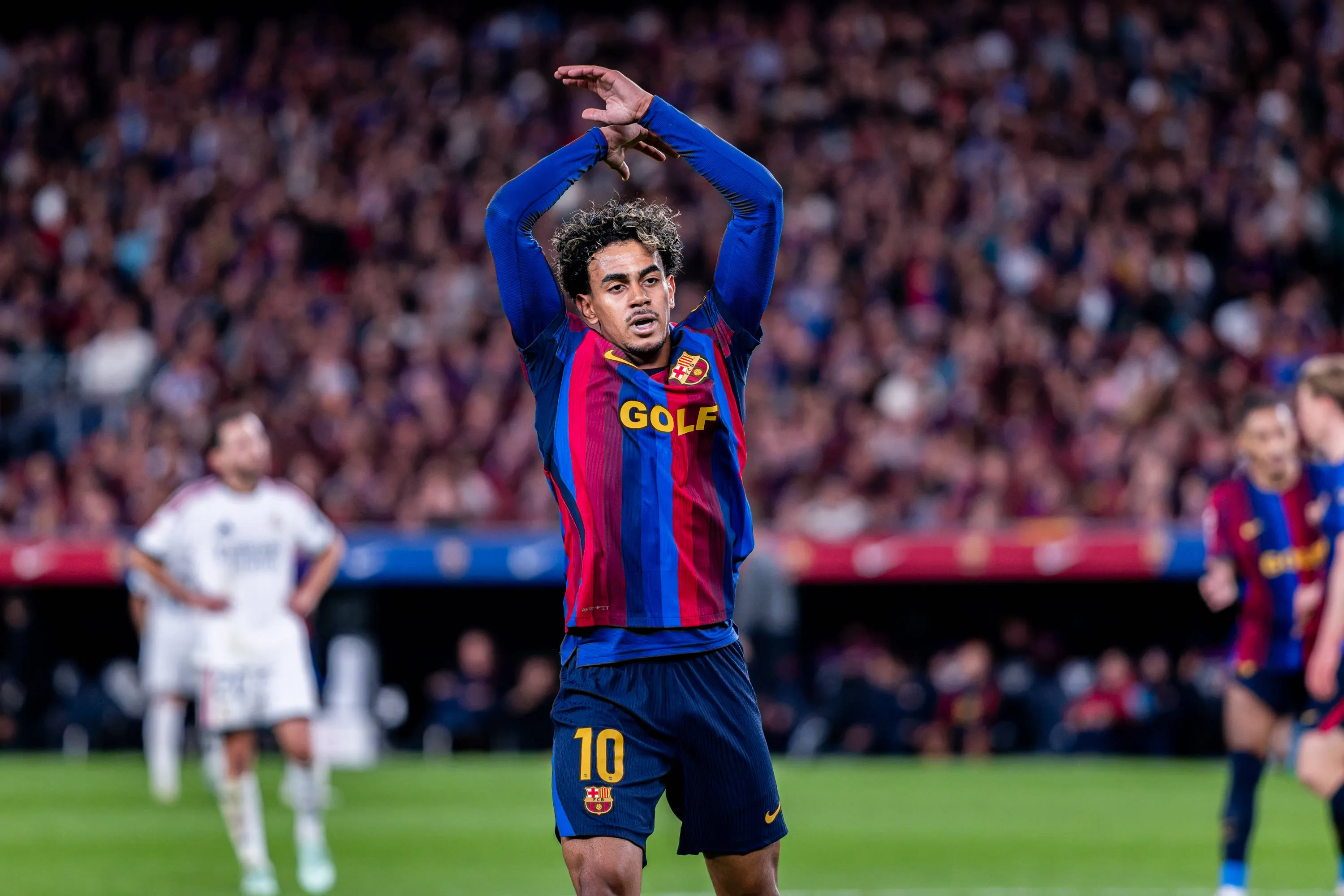 Lamine Yamal celebra gol contra o Real Madrid