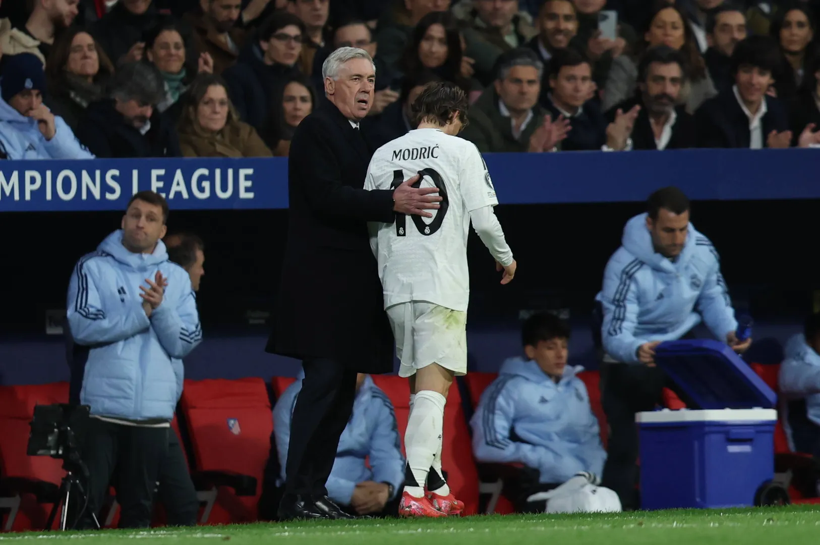 Modrić e Ancelotti durante jogo do Real Madrid