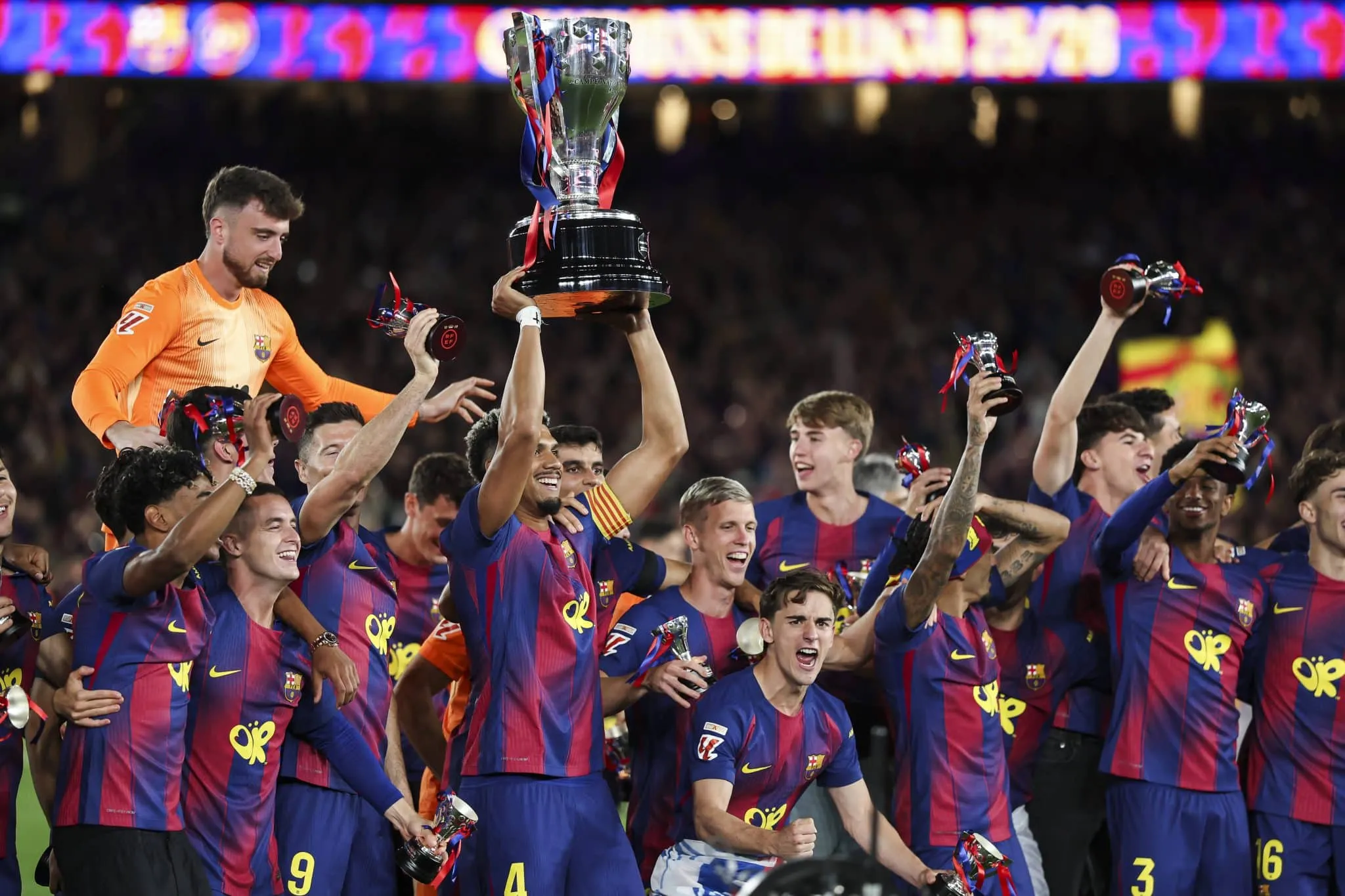 Jogadores do Barcelona celebram t&iacute;tulo de LaLiga 2025/26
