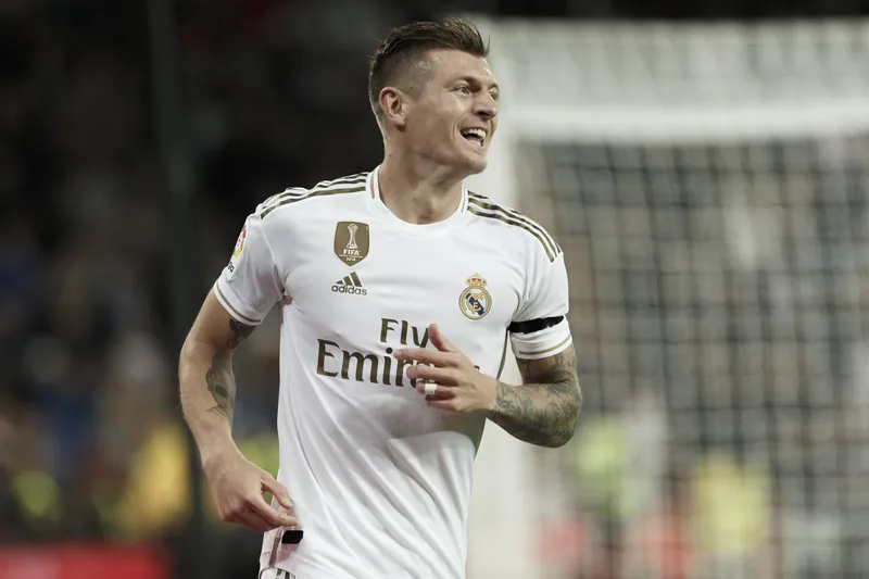 Kroos teve n&uacute;meros inferiores aos de Vini Jr e Rodri, mas foi eleito o melhor do mundo por revista Tuttosport