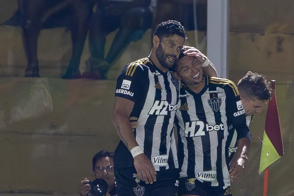 Hulk comemora gol do Atl&eacute;tico-MG com Rony (Foto: Joisel Amaral/Agif/Gazeta Press)