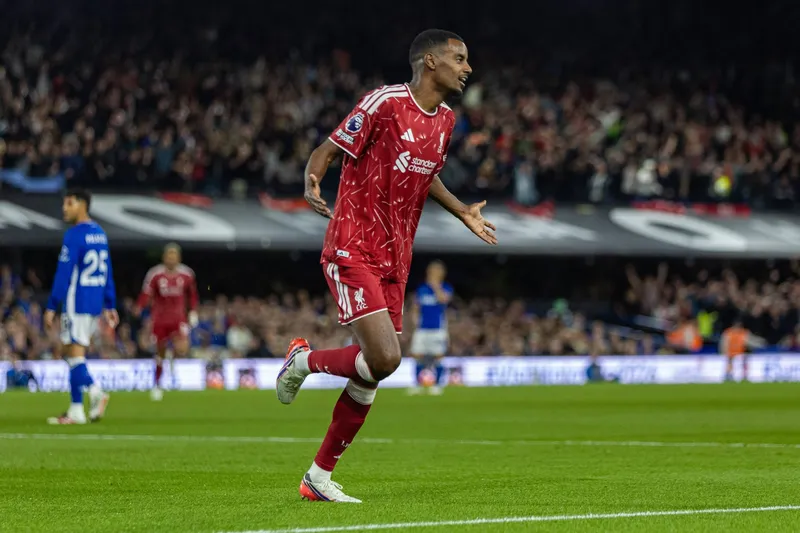Alexander Isak celebra gol diante do Ipswich Town (Foto: IMAGO / Propaganda Photo)