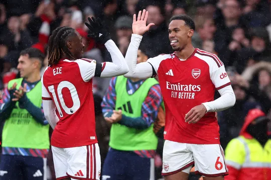Bola parada e gols de zagueiros: Arsenal &lsquo;volta &agrave;s ra&iacute;zes' para chegar ao topo da Premier League