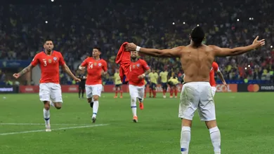 P&ecirc;naltis fizeram justi&ccedil;a ao que aconteceu com a bola rolando: Chile melhor e classificado