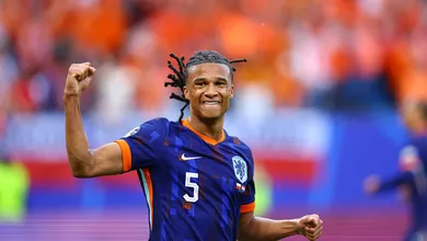Inspirado por Guardiola, zagueiro conduziu Holanda &agrave; virada em estreia na Eurocopa
