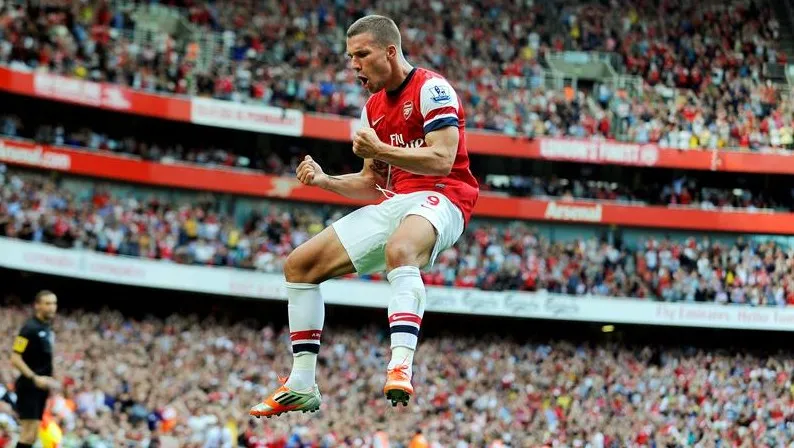 Podolski comemora gol pelo Arsenal