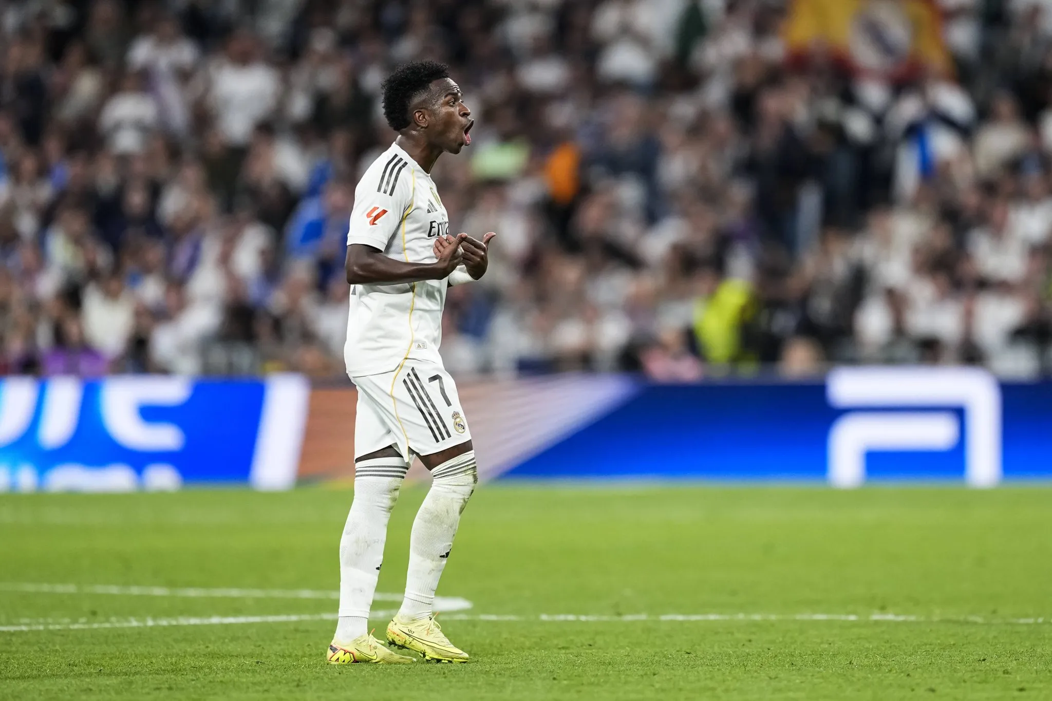 Vinicius J&uacute;nior reclama de ser substitu&iacute;do em jogo do Real Madrid 