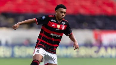 Novo Wesley? Quem &eacute; o jovem lateral do Flamengo que chama a aten&ccedil;&atilde;o do Porto