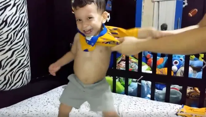 Garotinho mexicano abre um berreiro com camisa de Milan, Bar&ccedil;a, Real ou M&eacute;xico: Ele s&oacute; quer a do Tigres!