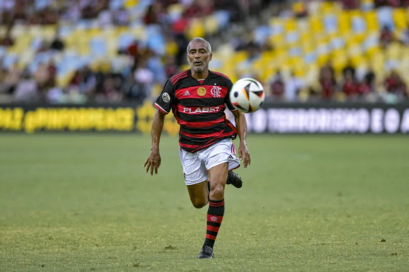 Rom&aacute;rio em a&ccedil;&atilde;o na despedida de Adriano