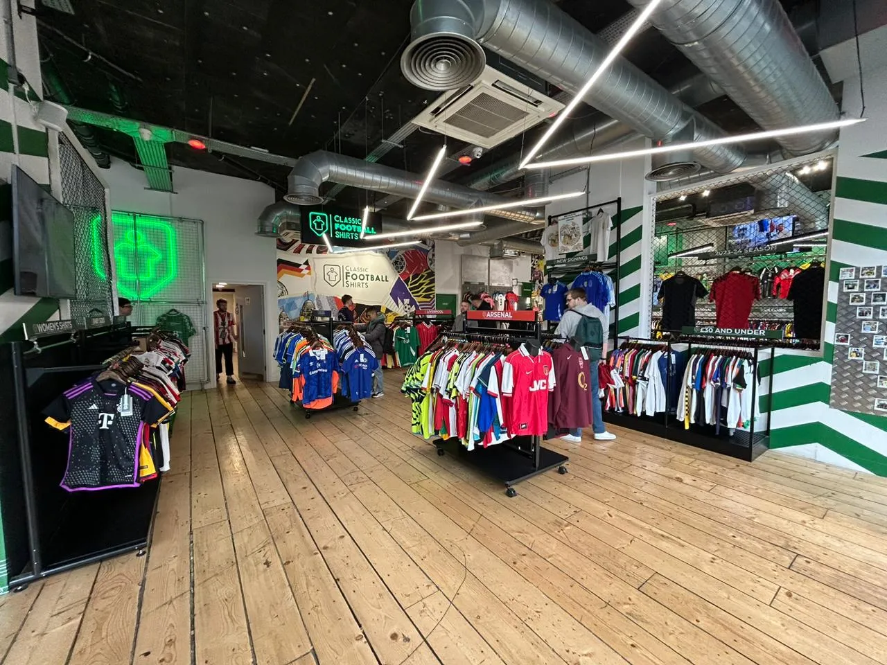 Como &eacute; por dentro da maior loja de camisas de futebol do mundo