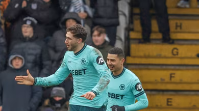 &lsquo;Preferia um campo de boliche&rsquo;: Brasileiro salva Wolves em jogo &lsquo;&agrave; moda antiga&rsquo; na Inglaterra