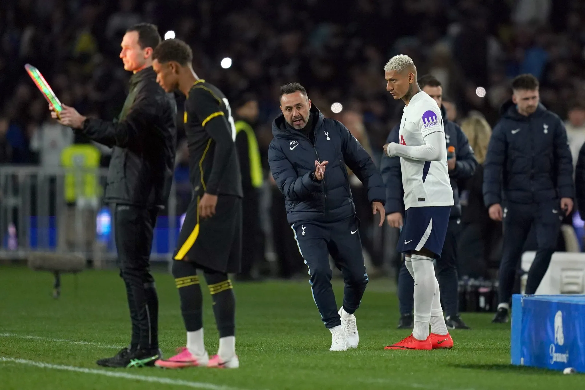 Richarlison ao lado de Roberto De Zerbi, t&eacute;cnico do Tottenham (Foto: PA Images/Icon Sport)