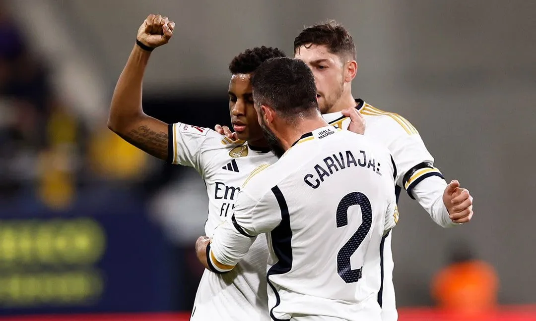 Rodrygo cala os cr&iacute;ticos, marca duas vezes, e faz Real Madrid dormir na lideran&ccedil;a da La Liga