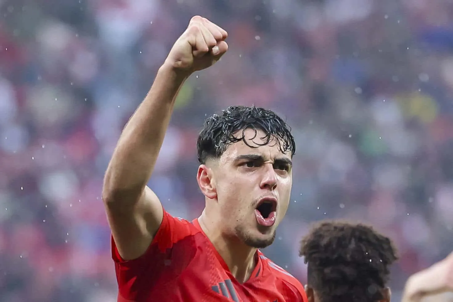 Pavlovic comemora gol do Bayern de Munique