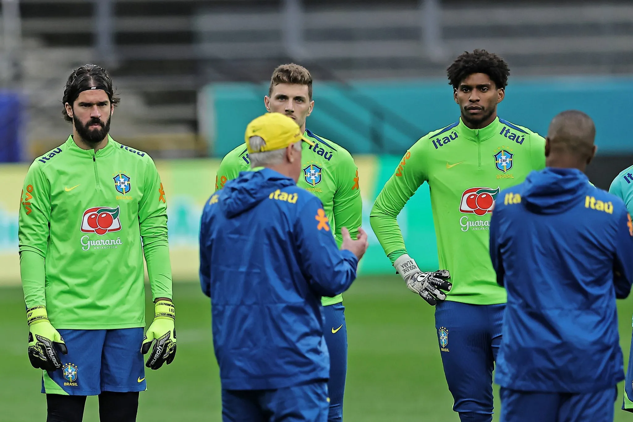 Alisson, Bento e Hugo Souza durante treino da sele&ccedil;&atilde;o brasileira 