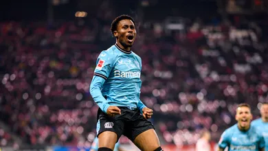 Leverkusen massacra no segundo tempo, vence o Leipzig fora de casa e lidera com sobras a Bundesliga