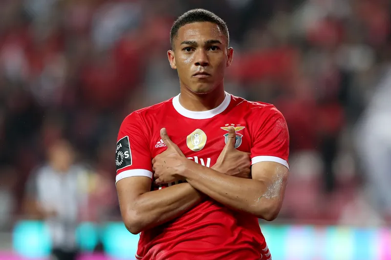 Carlos Vin&iacute;cius comemora gol pelo Benfica